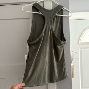 New with tag women’s Vuori sunrise high neck tank size L color- pistachio